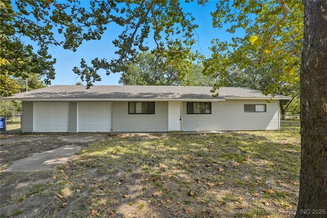 402 N Lincoln Avenue, Wagoner, OK 74467