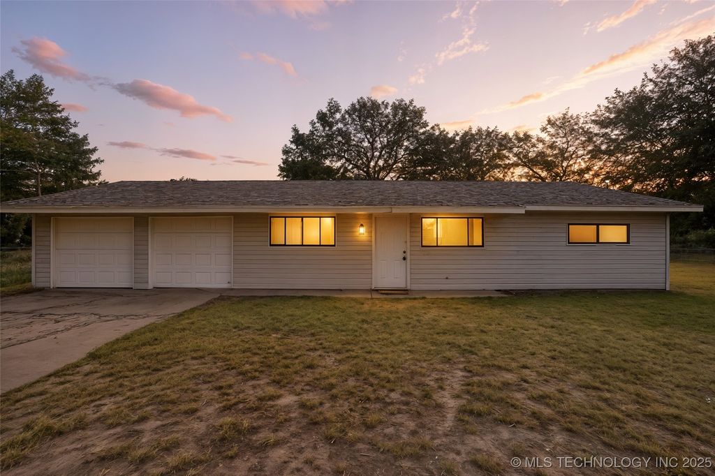 402 N Lincoln Avenue, Wagoner, OK 74467