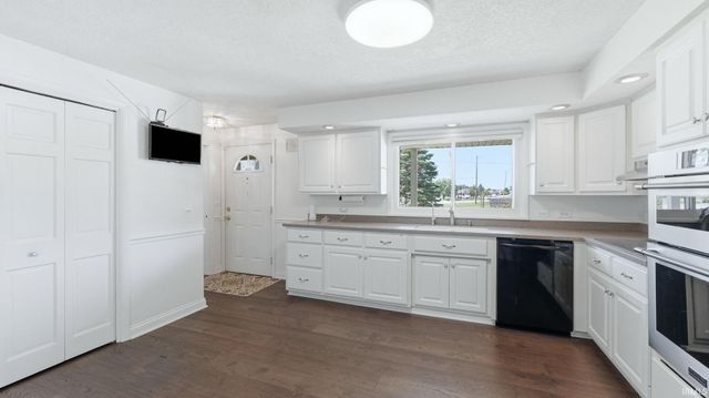 10012 Hosler Road, Leo, IN 46765