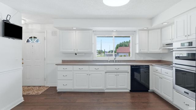 10012 Hosler Road, Leo, IN 46765