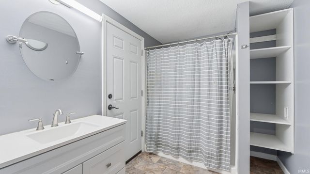 10012 Hosler Road, Leo, IN 46765