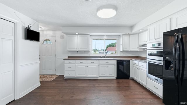 10012 Hosler Road, Leo, IN 46765