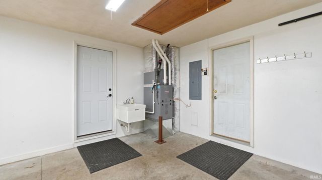 10012 Hosler Road, Leo, IN 46765