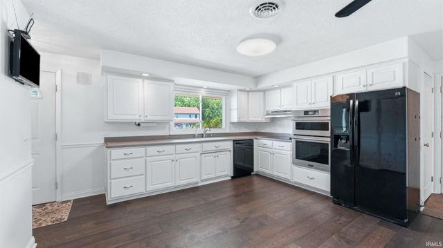10012 Hosler Road, Leo, IN 46765