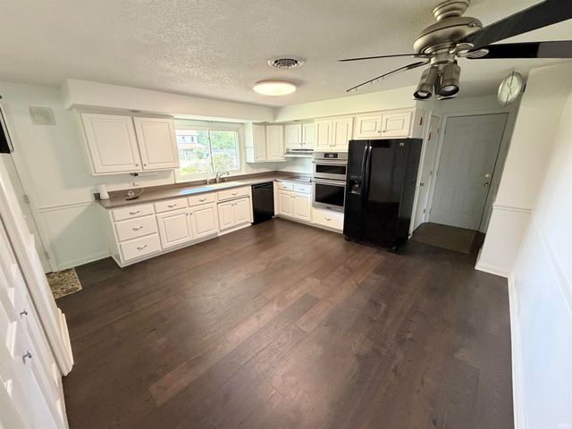 10012 Hosler Road, Leo, IN 46765