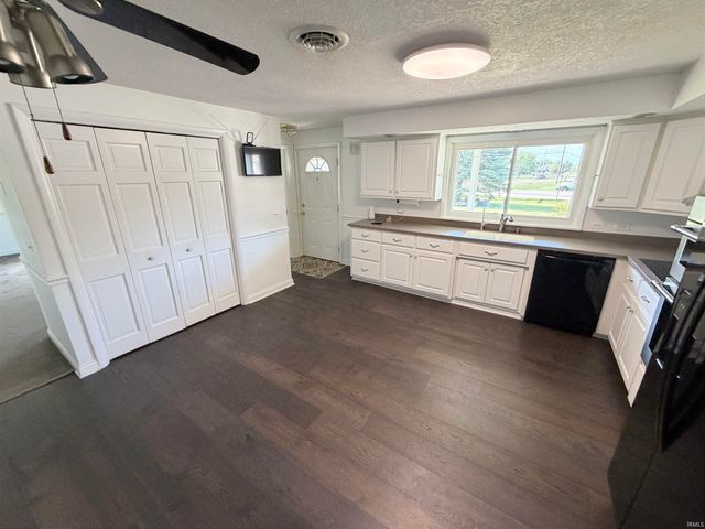 10012 Hosler Road, Leo, IN 46765