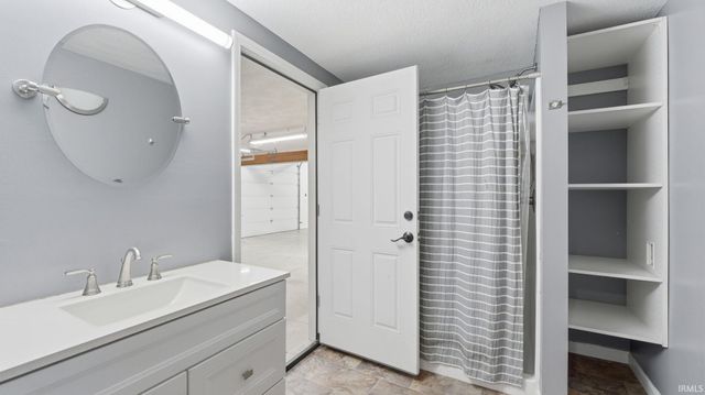 10012 Hosler Road, Leo, IN 46765