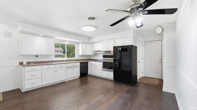 10012 Hosler Road, Leo, IN 46765