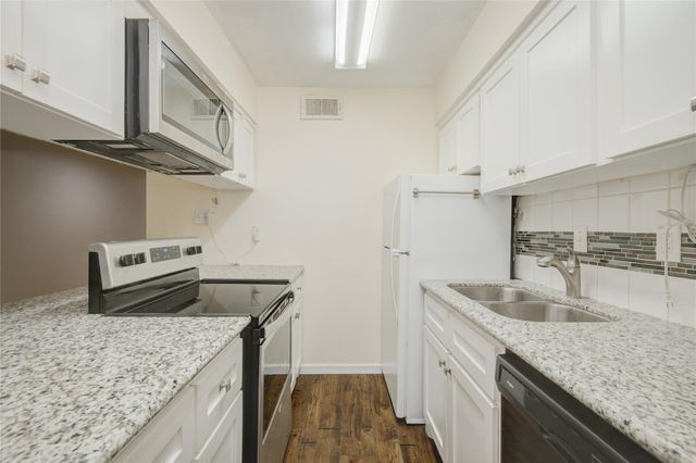 1433 Cedar Post Lane 10, Houston, TX 77055