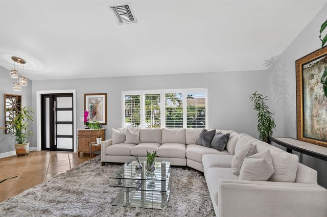 5817 Laurel Green Circle, Boynton Beach, FL 33437