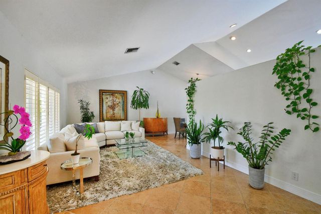5817 Laurel Green Circle, Boynton Beach, FL 33437