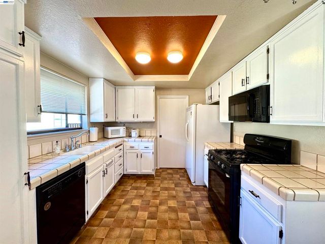 14382 Outrigger Dr, San Leandro, CA 94577