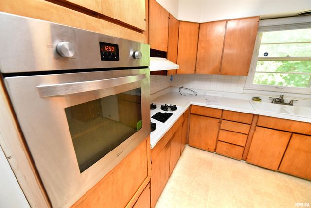 2717 W CASTLE Court, Peoria, IL 61614