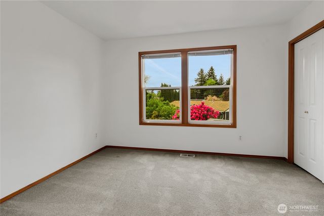 2113 12th Ave NW, Puyallup, WA 98371