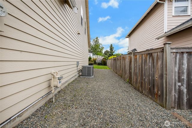 2113 12th Ave NW, Puyallup, WA 98371