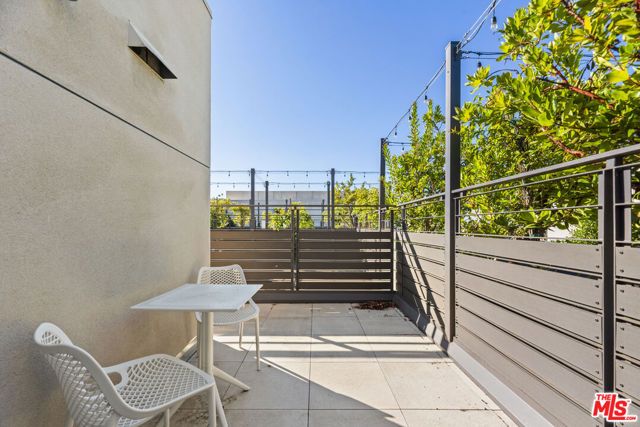 5570 Melrose 405, Los Angeles, CA 90038