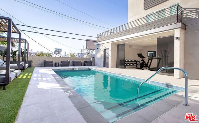 5570 Melrose 405, Los Angeles, CA 90038