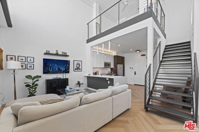 5570 Melrose 405, Los Angeles, CA 90038