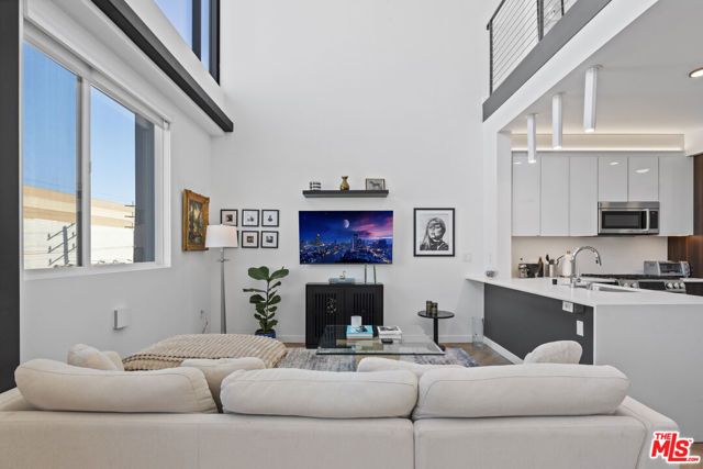 5570 Melrose 405, Los Angeles, CA 90038
