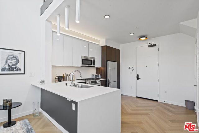 5570 Melrose 405, Los Angeles, CA 90038