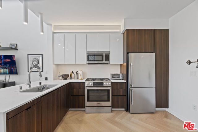5570 Melrose 405, Los Angeles, CA 90038