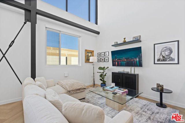 5570 Melrose 405, Los Angeles, CA 90038