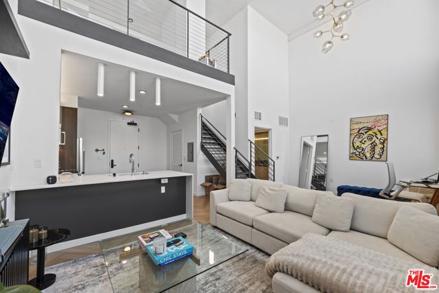 5570 Melrose 405, Los Angeles, CA 90038
