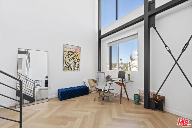 5570 Melrose 405, Los Angeles, CA 90038