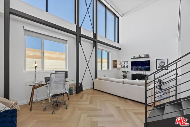 5570 Melrose 405, Los Angeles, CA 90038