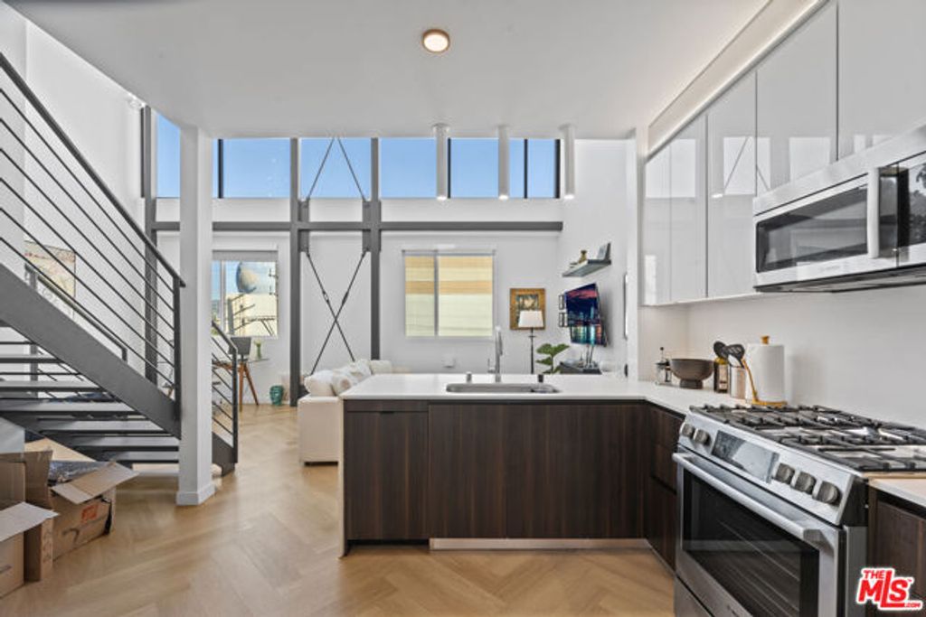 5570 Melrose 405, Los Angeles, CA 90038
