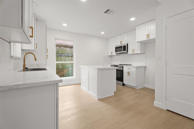 2403 Heather Ridge Court, Webster, TX 77598