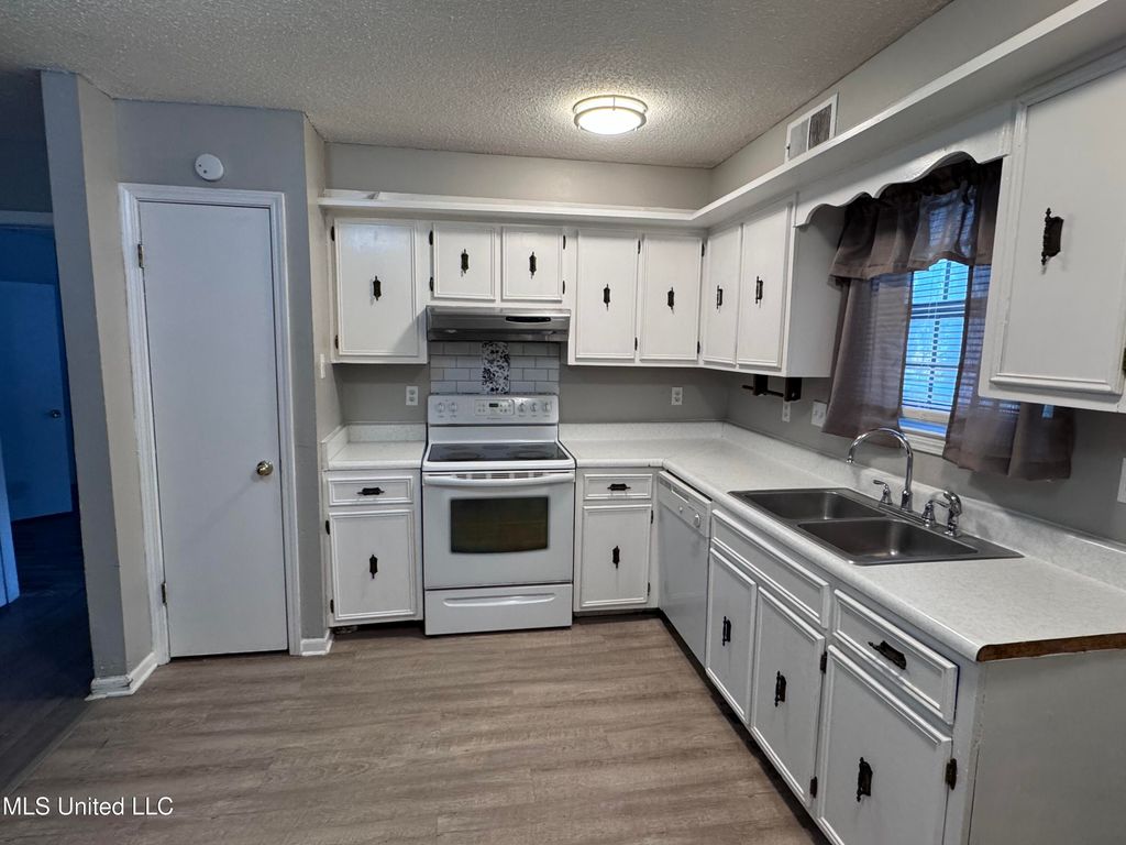 8355 Greenbrook Parkway, Southaven, MS 38671 — photo 4