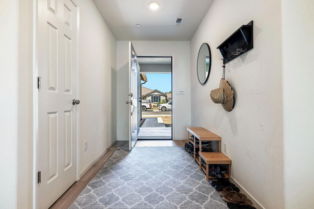 Image 2 of property listing at 2136 N Redda Road, Fresno, CA 93737