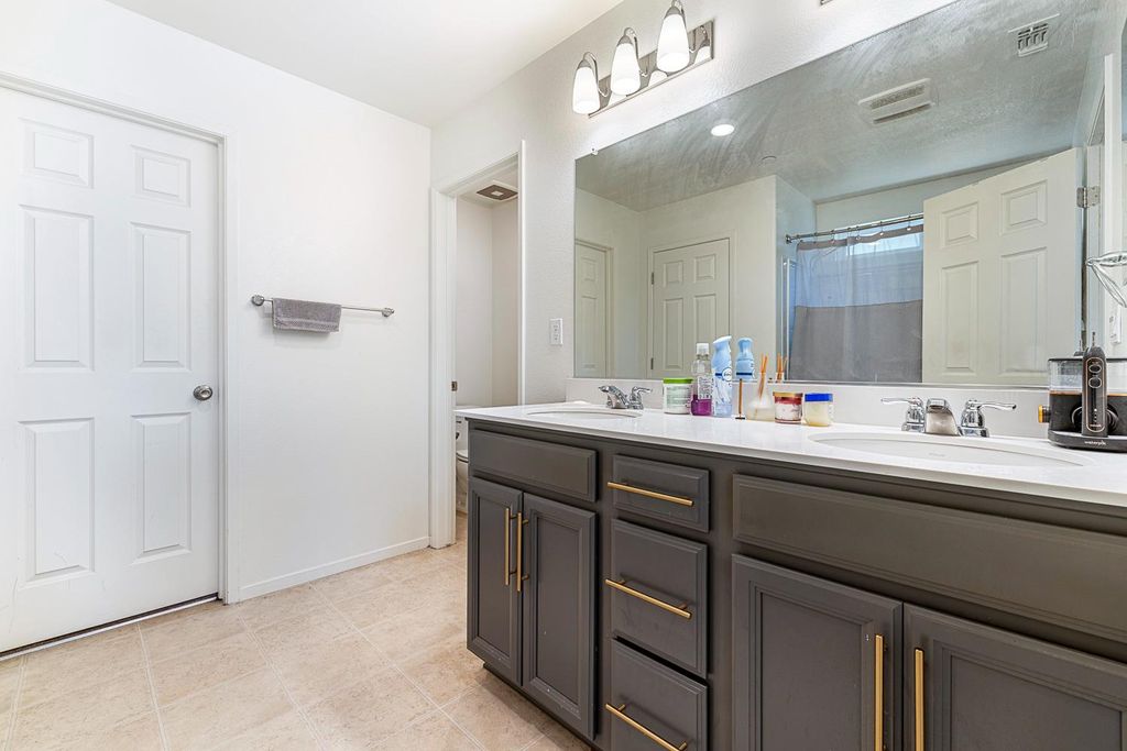 Image 25 of property listing at 2136 N Redda Road, Fresno, CA 93737