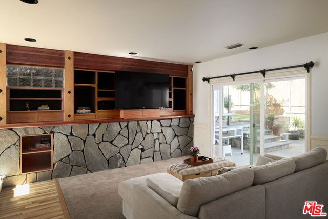 2907 El Caminito Street, La Crescenta, CA 91214