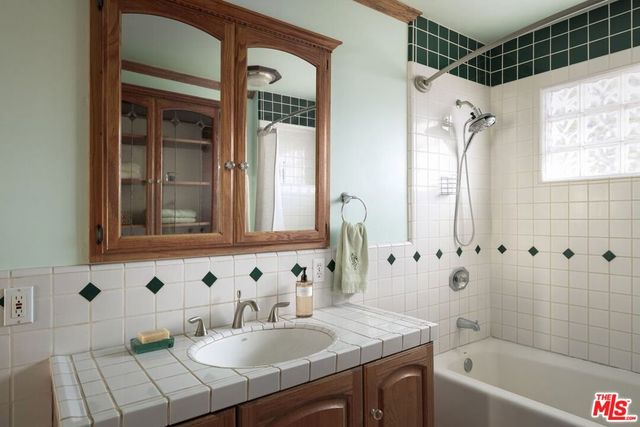2907 El Caminito Street, La Crescenta, CA 91214