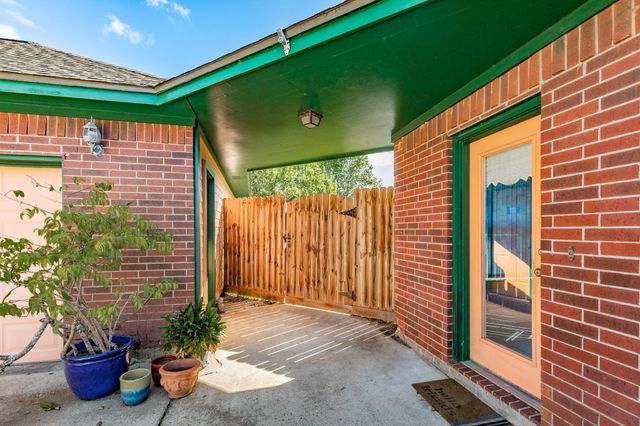 55 Mandevilla Court, Lake Jackson, TX 77566