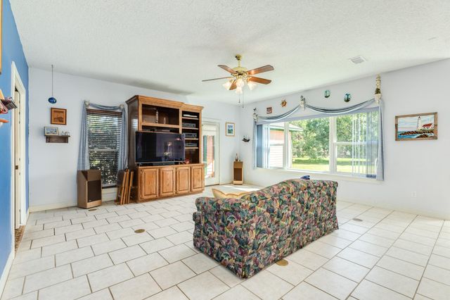 55 Mandevilla Court, Lake Jackson, TX 77566