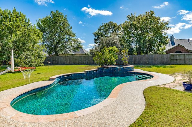 55 Mandevilla Court, Lake Jackson, TX 77566