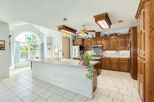 55 Mandevilla Court, Lake Jackson, TX 77566