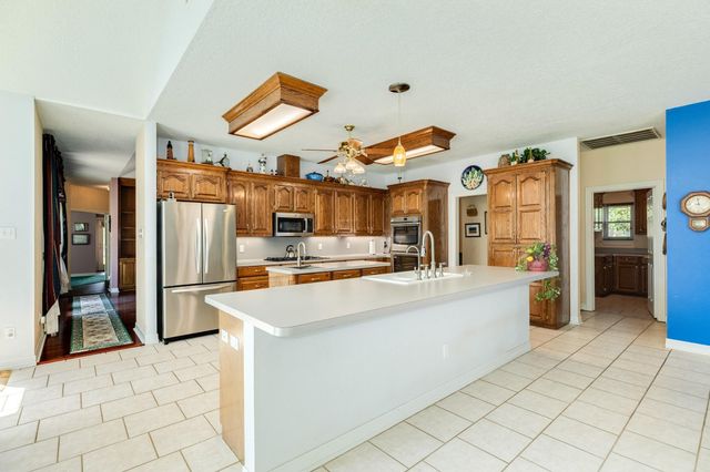 55 Mandevilla Court, Lake Jackson, TX 77566