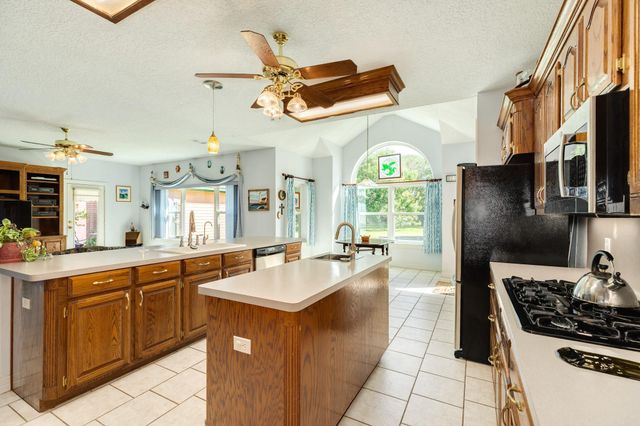 55 Mandevilla Court, Lake Jackson, TX 77566