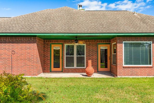 55 Mandevilla Court, Lake Jackson, TX 77566