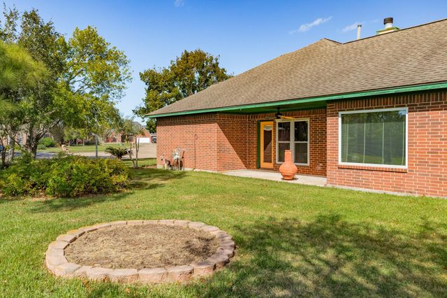 55 Mandevilla Court, Lake Jackson, TX 77566