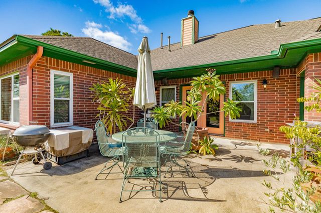 55 Mandevilla Court, Lake Jackson, TX 77566