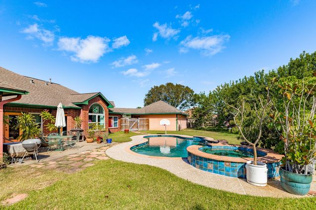 55 Mandevilla Court, Lake Jackson, TX 77566