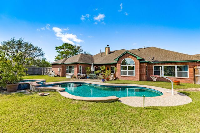 55 Mandevilla Court, Lake Jackson, TX 77566