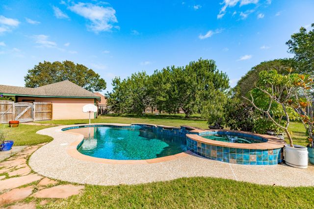 55 Mandevilla Court, Lake Jackson, TX 77566