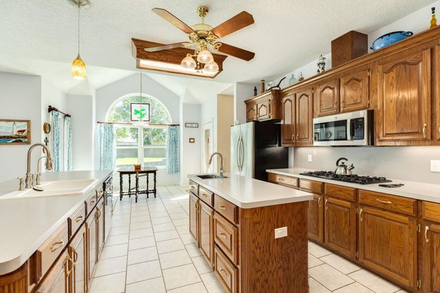 55 Mandevilla Court, Lake Jackson, TX 77566