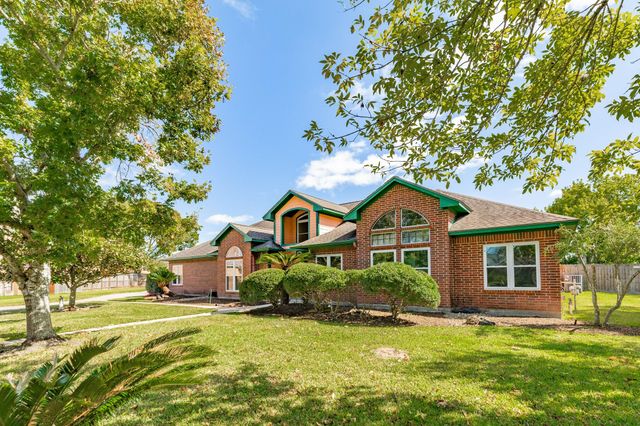 55 Mandevilla Court, Lake Jackson, TX 77566